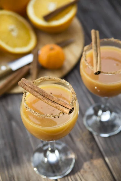 Алкогольные напитки с апельсиновым соком и корицей — стоковое фото