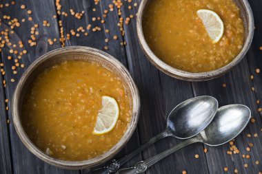  sarımsak ve limon kil levha ile mercimek çorbası