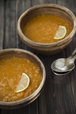  sarımsak ve limon kil levha ile mercimek çorbası