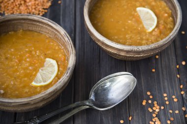  sarımsak ve limon kil levha ile mercimek çorbası