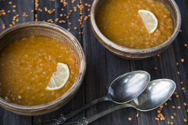  sarımsak ve limon kil levha ile mercimek çorbası