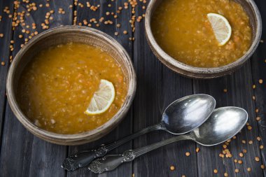  sarımsak ve limon kil levha ile mercimek çorbası