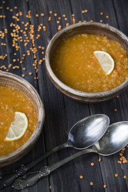  sarımsak ve limon kil levha ile mercimek çorbası