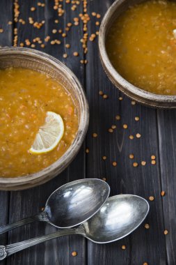  sarımsak ve limon kil levha ile mercimek çorbası