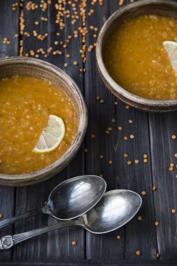  sarımsak ve limon kil levha ile mercimek çorbası