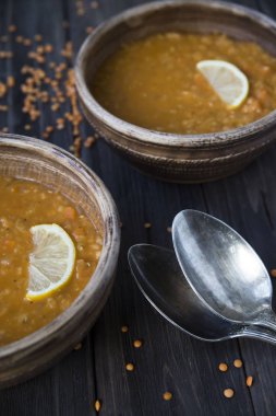  sarımsak ve limon kil levha ile mercimek çorbası