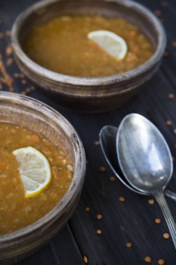  sarımsak ve limon kil levha ile mercimek çorbası