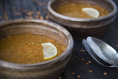  sarımsak ve limon kil levha ile mercimek çorbası