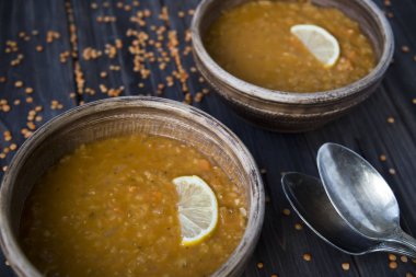  sarımsak ve limon kil levha ile mercimek çorbası