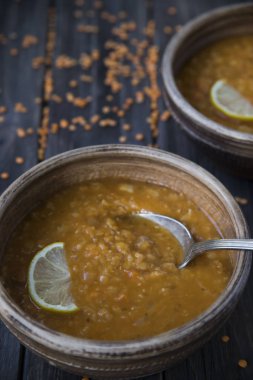  sarımsak ve limon kil levha ile mercimek çorbası