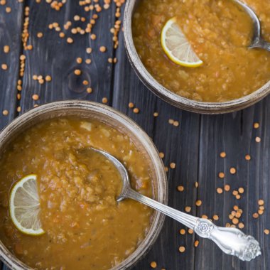  sarımsak ve limon kil levha ile mercimek çorbası