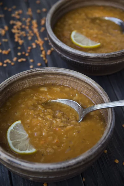  sarımsak ve limon kil levha ile mercimek çorbası