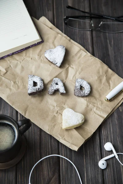 Felizes cumprimentos do Dia do Pai. cookies e café na área de trabalho — Fotografia de Stock