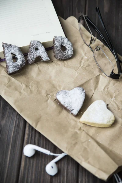 Szczęśliwy dzień ojca pozdrowienia. pliki cookie i kawa na pulpicie — Zdjęcie stockowe