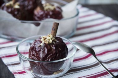 tarçın ve fındık ile pişmiş Kırmızı elma şeklinde sağlıklı snack