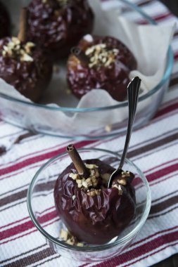 tarçın ve fındık ile pişmiş Kırmızı elma şeklinde sağlıklı snack