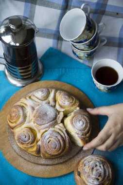 büyük salyangoz topuz ile büyük bir aile için siyah çay çaydanlık