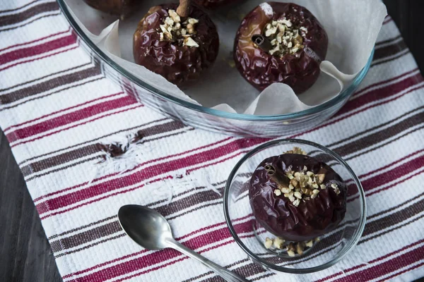 Snack saludable en forma de manzanas rojas al horno con canela y nueces — Foto de Stock