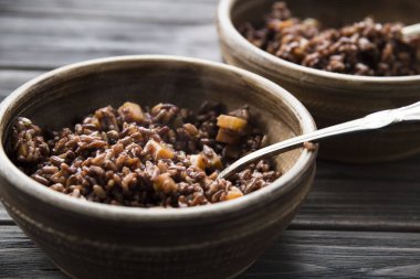 kırmızı pirinç bir kil plaka. sağlıklı beslenme