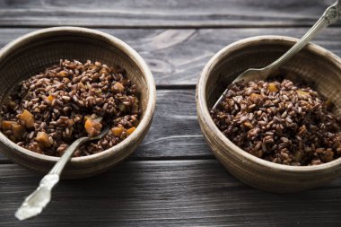 kırmızı pirinç bir kil plaka. sağlıklı beslenme