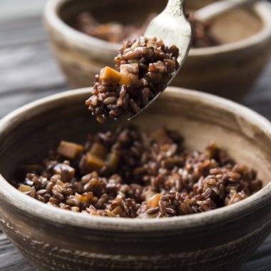 kırmızı pirinç bir kil plaka. sağlıklı beslenme