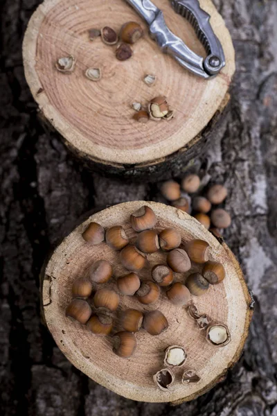 Коричневые орехи целые и нарезанные Щелкунчиком — стоковое фото