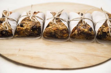 kuru meyve, fındık ve yulaf ezmesi ile ev yapımı müsli barlar