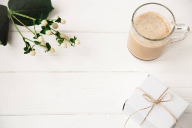 Festival sabah kahve ve bir çiçek ile bir kadın için bir hediye. serbest metin alanı ile arka plan düzeni