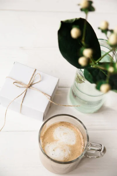 Morning coffee in the International Women's Day on 8 March with a gift and a flower — Stock Photo, Image