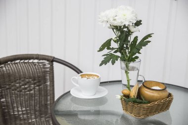 Sabah kahvesi krizantem üzerinde yaz teras kafe bir vazo yanındaki