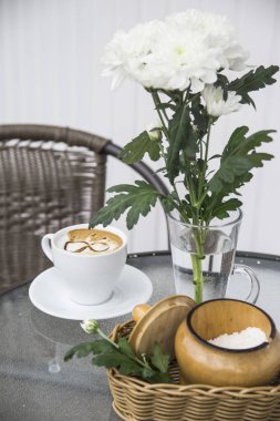 Sabah kahvesi krizantem üzerinde yaz teras kafe bir vazo yanındaki