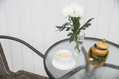 Sabah kahvesi krizantem üzerinde yaz teras kafe bir vazo yanındaki