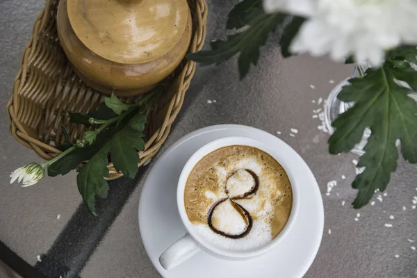 Caffè e crisantemo in un vaso l '8 marzo — Foto Stock