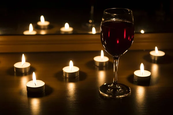 Świece i kieliszek wina domowego wieczoru — Zdjęcie stockowe