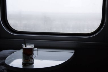 Çay bardağı içinde bir tren bölme