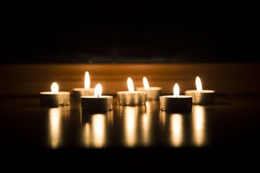 mumlar ve bir bardak şarap eve akşam