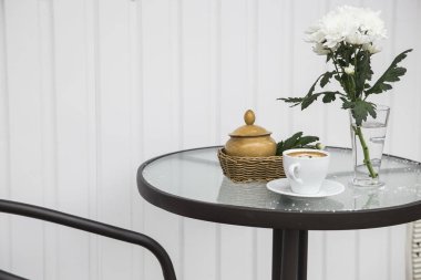 Sabah kahvesi krizantem üzerinde yaz teras kafe bir vazo yanındaki