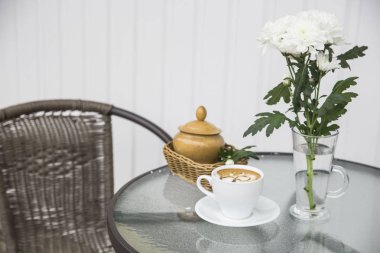 Sabah kahvesi krizantem üzerinde yaz teras kafe bir vazo yanındaki