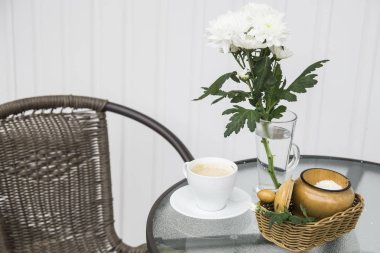 Sabah kahvesi krizantem üzerinde yaz teras kafe bir vazo yanındaki