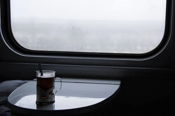 Xícara de chá em um compartimento de trem — Fotografia de Stock