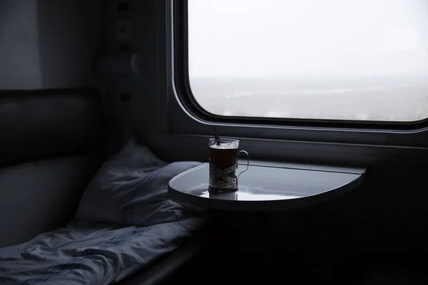 Tasse à thé dans un compartiment à train — Photo