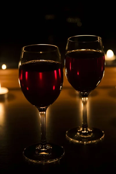 Kaarsen en een glas wijn thuis avond — Stockfoto
