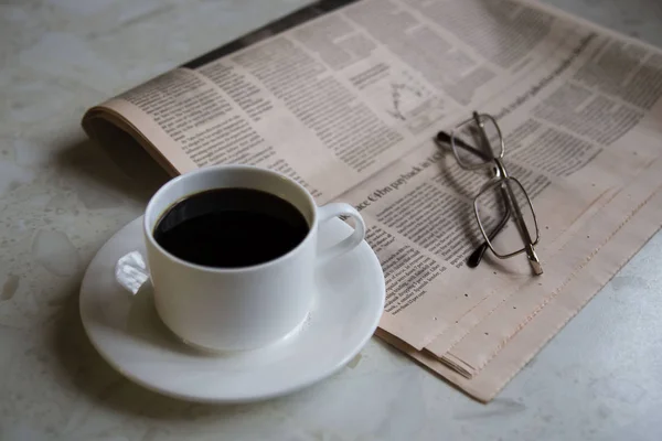 Rano kawa z gazety — Zdjęcie stockowe