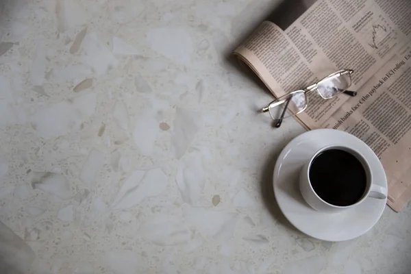 Sabah gazetesi ile kahve — Stok fotoğraf