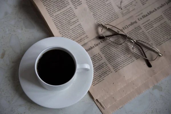 Rano kawa z gazety — Zdjęcie stockowe