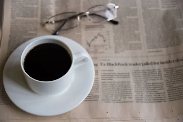 Morgenkaffee mit Zeitung — Stockfoto