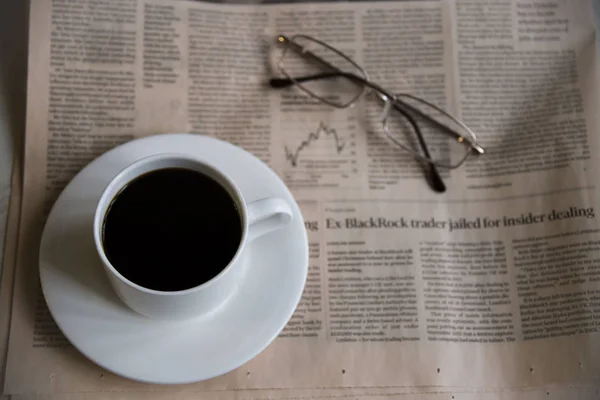 Café de la mañana con periódico — Foto de Stock