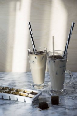 dondurulmuş kahve küpleri ile süt