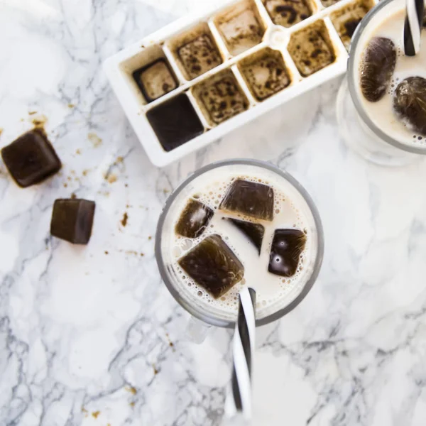 Gefrorene Kaffeewürfel mit Milch — Stockfoto