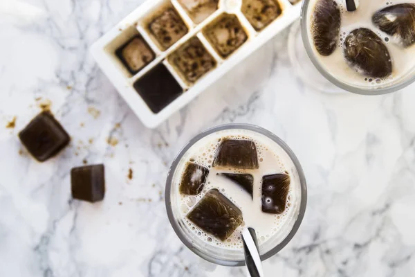 Gefrorene Kaffeewürfel mit Milch — Stockfoto